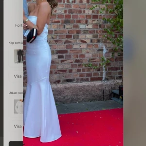 Vit balklänning  - Uppsydd för mig som är 162 lång, jag bär klackar med 9 cm klack på bilden. Endast använd på balen och sitter som en smäck som man ser på bilden. På balen sticker du ut från mängden och känner dig vacker🤍Hör av dig för fler bilder på klänningen vid intresse🤍