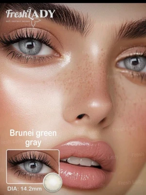 FreshLady grå färgade linser 14.2mm - Säljer ett par grå färgade kontaktlinser från FreshLady med en diameter på 14.2mm. Linserna kommer i originalförpackning och ger en naturlig look med en diskret mörk kant runt iris. Perfekt för att förstärka ögonens färg och skapa en cool effekt.