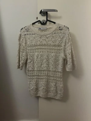 Vit broderad topp - Säljer en vit broderad topp från Zara med korta ärmar och rund hals. 
