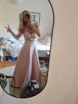 Ljusrosa balklänning - Säljer min balklänning från förra året! Älskar klänning så mycket och hoppas någon annan kanske känner samma så kollar intresse(skriv innan ni köper alltså)! Perfekt för bal eller student! Väldigt bra skick och den har knytning i ryggen💕💕