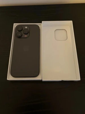 iPhone 14 Pro svart - iPhone säljes med 76% batterihälsa, batteriet brukar hålla i en hel dag dock, Nästan helt repfri bara små runt ramen, använd i gott skick, Nollstäld