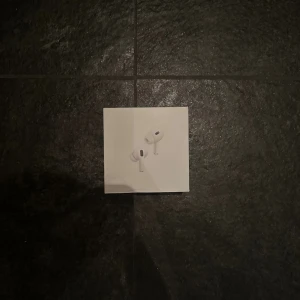 Airpods Pro 2 - AirPods Pro 2 - Sjukt bra kvalitet och ljud - Alla funktioner finns tillgängliga såklart! - Helt nya!  Nypris: Ca 2800kr Tveka inte att höra av er vid minsta lilla intresse eller fundering!