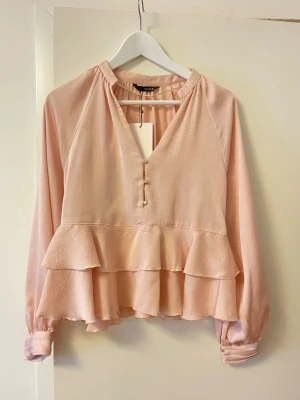 Volangblus - Supersöt ljusrosa blus från Zara med volangdetaljer och v-ringning💓 Helt ny, med prislapp kvar!!