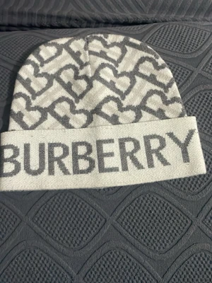 Burberry mössa  - Säljer min burberry mössa och gärna hör av er vid intresse, bilder och frågor så svara jag så snabbt som möjligt!