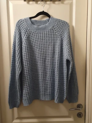 Stickad tröja - Stickad baby blå tröja ny !🌸