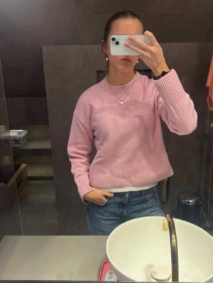 Ljusrosa stickad tröja - Mysig ljusrosa stickad tröja med rund halsringning och långa ärmar. Jättefin stickad tröjan, men har tyvärr blivit förliten på mig. 