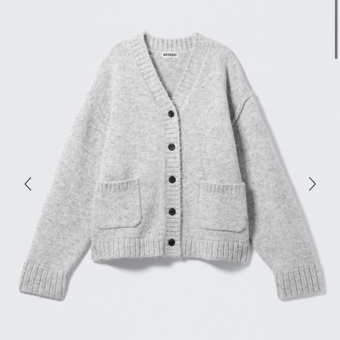 Ljusgrå kofta med knappar Weekday