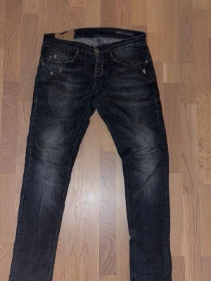 Dondup jeans - Snygga dondup jeans i storlek 30 | 2 hål vid röva | modellen är George 
