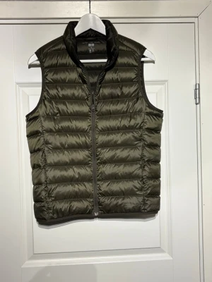 Uniqlo väst  - Snygg väst från Uniqlo. Riktigt fin olivgrön färg, storlek är xs. Sitter fint på och matchar med mycket. Väldigt fint skick. 