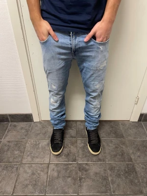 Replay Anbass  - Riktigt feta Replay Anbass jeans med slitningar. Mycket bra skick. Modellen är 173cm, 64kg. Pris kan diskuteras!