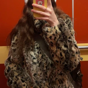 Leopard Pälsjacka  - sparsamt använd 