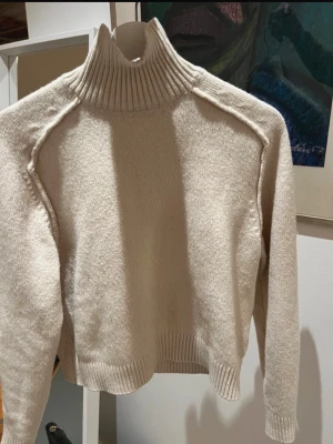 Begie polo - Så fin begie stickad polo tröja från hm❤️❤️❤️knappt använd!!