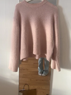 Stickad tröja från Gina tricot - säljer denna då den inte kommer till användning! bara att skriva om man vill ha fler bilder!