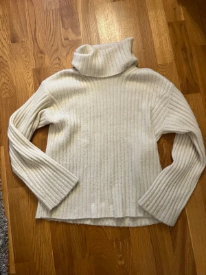 Stickad tröja med polo  - Super mysig vit ribbstickad tröja med polo krage!!