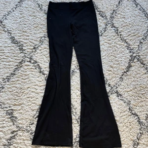 Svarta utsvängda leggings - Superfina och mjuka bootcut leggings från gina!! Dom passar bra på mig som är 175
