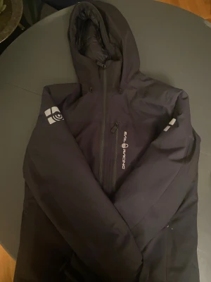 Sail Racing jacka - Säljer en vinterjacka från Silracing i storlek M. Jackan är i gott skick, uppskattat till 8/10. Varm och funktionell, perfekt för kalla vinterdagar. Inga skador eller defekter.