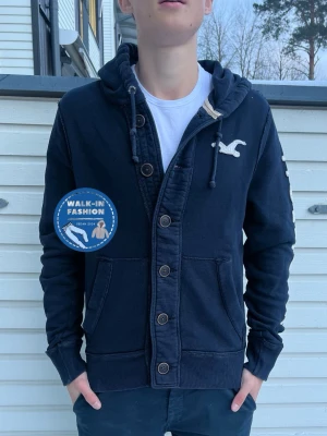 Hollister kofta - Tja! Säljer nu denna sjukt snygga kofta fårn Hollister. Skick 9/10 riktigt bra utan synliga defekter. Modellen är 185 men passar allt mellan 179-189cm som bäst. Hör av er vid funderingar!