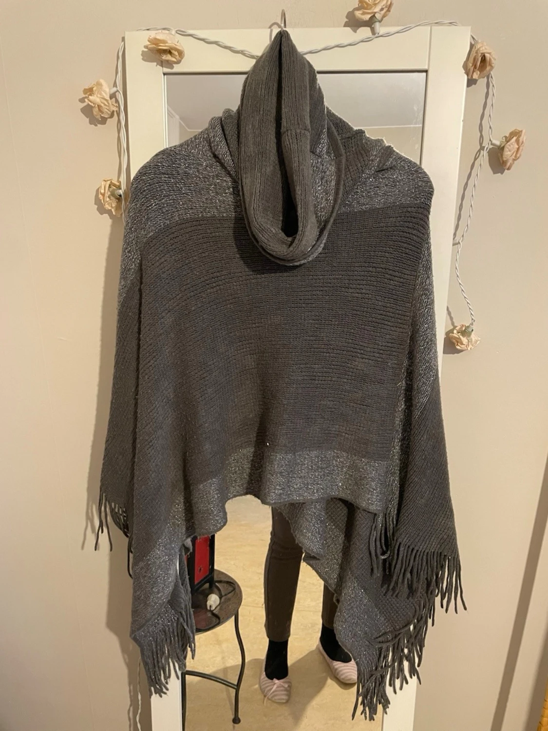 Mörkgrå poncho med fransar - 1