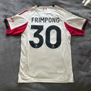 Frimpong liverpool tröja  - Säljer denna liverpool tröjan med frimpong på ryggen. Den är i nyskick 