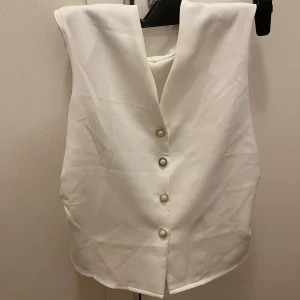 Vit väst med pärlknappar - Helt oanvänd blus. 