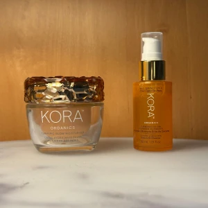 KORA Organics Turmeric Glow Duo - ✨ Säljer ett set från KORA Organics – hudvårdsmärket grundat av Victoria’s Secret-modellen Miranda Kerr ✨ 	•	Turmeric Glow Moisturizer 	•	Turmeric Glow Foaming  – Perfekt duo för glow, lyster och återfuktning. Inköpta i september i år och endast testade! 🌿