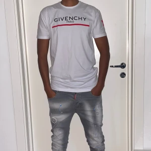 Givenchy paris t shirt strl S Vit - Helt ny. Fin replika med grym kvalitet. Modellen är 175cm väger 67 kg. Pris: 599kr. Först till kvarn. Skickas direkt inom 24h