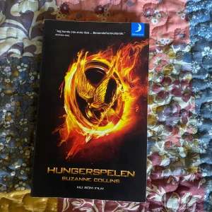 Hungerspelen - Hungerspelen är en gastkramande och spännande bok där 24 ungdomar tvingas kämpa för sin överlevnad i en direktsänd tävling. Perfekt för dig som gillar action, samhällskritik och nervkittlande berättelser. Första delen i en trilogi som har blivit film.    The Hunger Games - Suzanne Collins, svenska, pocket. 