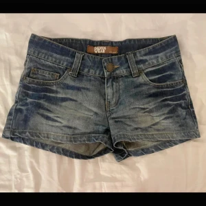 Jeansshorts  - Blå midwaist jeansshorts från Ichi Denim Wear, köpta på vinted men passade inte riktigt, jättefint skick❣️🦦 