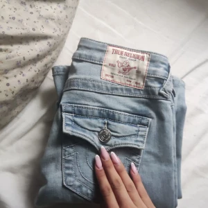 True Religion Joey Low Rise Flare Jeans - Säljer ett par ljusblå True Religion Joey jeans med låg midja och flare-ben. Storlek 23💕