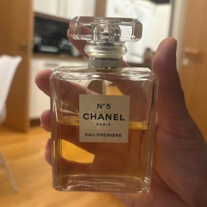 Chanel N°5 Eau Première 100ml - Chanel N°5 Eau Première, 100 ml, tillverkad i Frankrike. En ikonisk parfym med stilren flaska som ger en lyxig känsla. Perfekt för dig som vill sticka ut och addera klass till din samling.