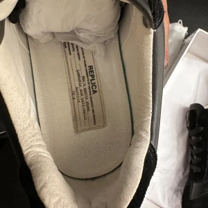 Maison margiela gats, svarta - Använda bara 3 gånger, nästan helt nya. Insåg att det inte riktigt är min stil, så säljer dem vidare. De är i mycket bra skick, knappt några spår av användning  nästan som nya