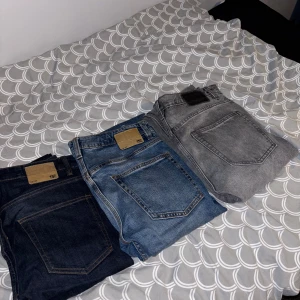 Jeans - Tjena, säljer nu 3 par jeans i mycket bra skick, säljer då de är för små. Jeansen är från lager 157.                                                Gråa jeansen modell: new classic                                          Ljusblåa jeansen modell: slimmy                                  Mörkblåa jeansen modell: slimmy                               Mörkblåa och ljusblåa jeansen är i storlek 30/32 och de gråa i storlek 28/32                     Bara att höra av dig vid minsta fundering      Mvh 