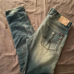 Replay jeans - Riktigt snygga ljusblåa replay jeans i jättebra skick. Modellen är anbass i storlek 34/34. Är själv 185cm och väger 72kg men dem funkar på mig. Priset kan diskuteras.