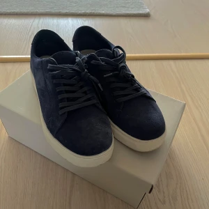 Mörkblå mockasneakers med vit sula - Snygga mörkblå sneakers i mocka med klassisk vit platt sula.