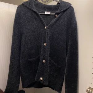 Svart kofta  - Jätte fin och mysig svart kofta med knappar. Jätte fluffig och som ny! Kommer inte till användning då den är lite för liten. Passar till alla årstider och går att styla till allt och vart som helst oavsett om du vill ha det mysigt hemma eller på något finare tillstånd. Hör av dig om du har några frågor🤩💗