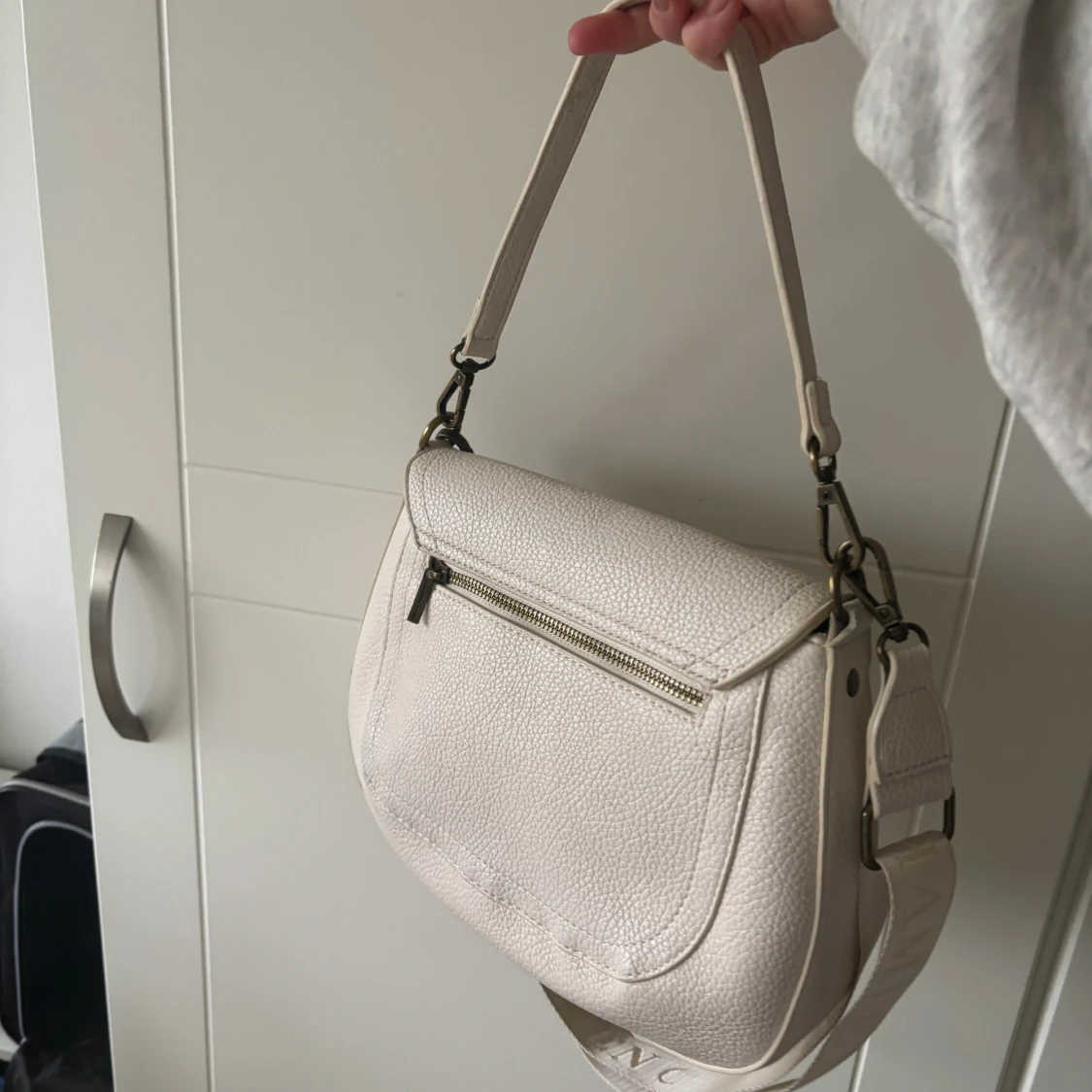 Beige axelväska från Violet Hamden - 1