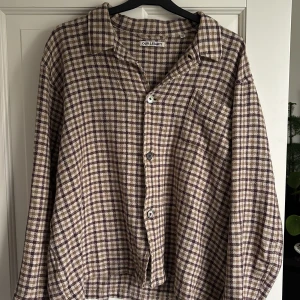 Cropped our legacy skjorta - En croppad our legacy skjorta som sitter S