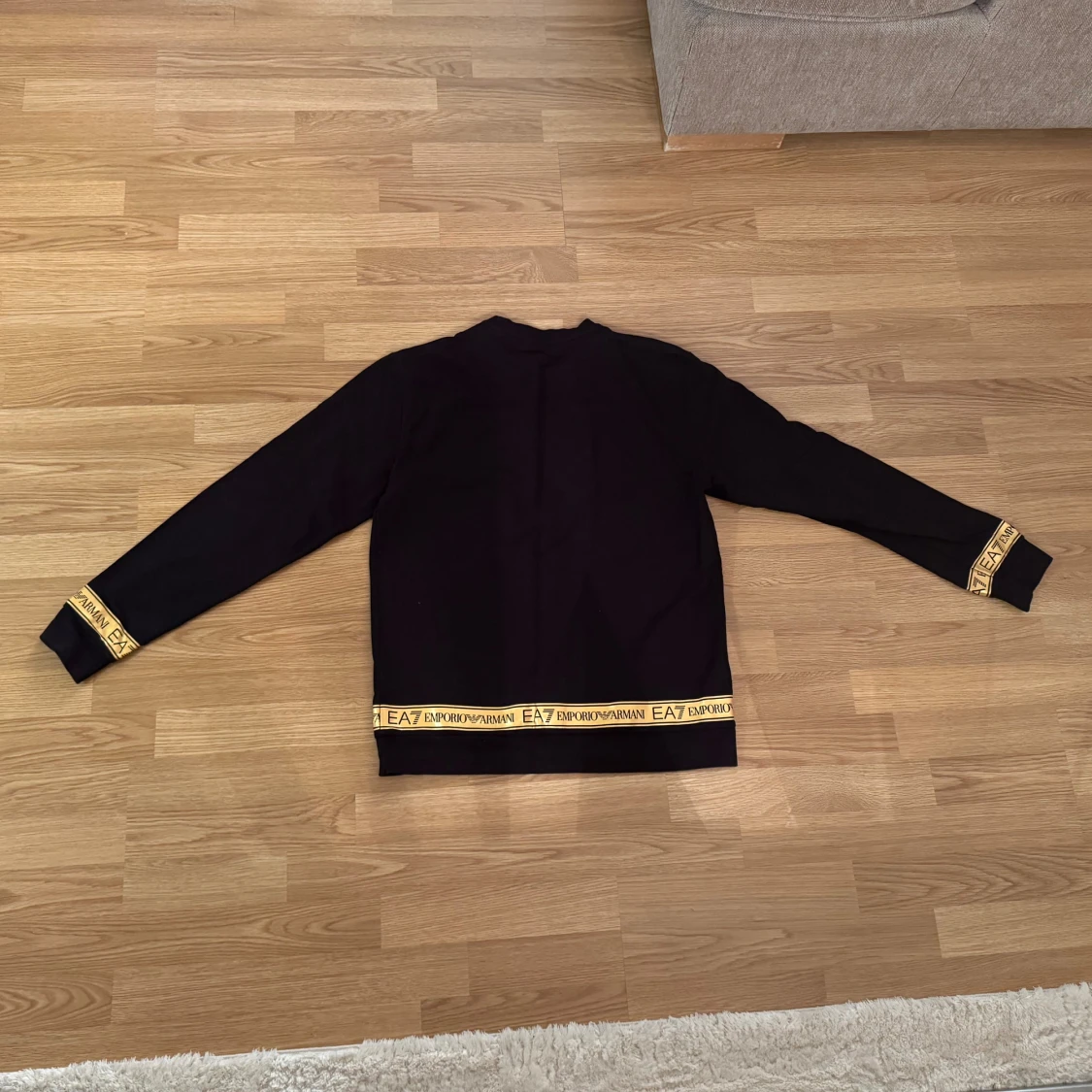 Svart EA7 tröja med guldiga detaljer - 1