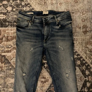Jack & Jones jeans  - Jack & Jones jeans | Skick: Mycket Bra | Storlek: 30/34 fits 30/32 | Först till kvarn!