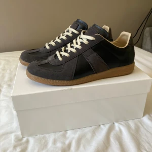 Maison Margiela gats - Säljer ett par maison margiela gats. Köpta i maj 2025! Orderbekräftelse finns✅storlek 43✅Änvända ett tiotal gånger så skick 9/10✅öppen för prisförslag!