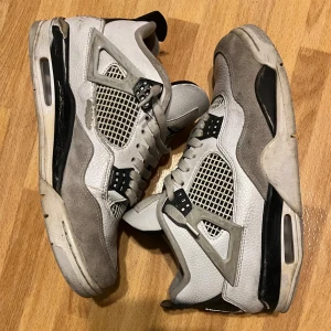 Jordan 4 military black - Säljer ett par Jordan 4 military black, dom är använda och slitna därför går pris och diskuteras. Om ni har några frågor kan ni skriva till mig så svarar jag så snabbt jag kan🤙