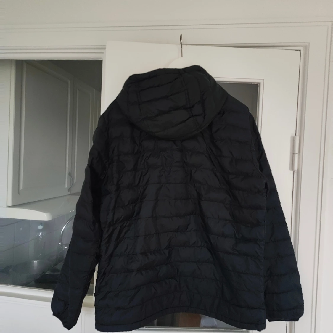 Svart pufferjacka från Levi's med huva - 3