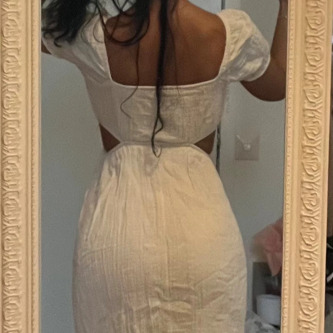 Vit omlottklänning med cut-outs - 1