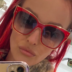 Intressekoll!! Unika Moschino Solglasögon  - Supersnygga, röd/guldiga och unika solglasögon som inte går att få tag på. Använda extremt sällan och är i nyskick. Fodral och putsduk finns.  Inköpt på Synoptik i Göteborg för 3600:- (kvitto finns någonstans och ska leta fram detta) Har även ett par svarta med gulddetaljer om det önskas att jag även lägger ut dessa.