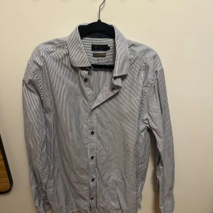 Randig Riley skjorta - Blå och vit randig skjorta från Riley. Inga defekter men. Storlek L. Nypris 900kr mitt pris 140kr 