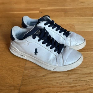 Jumpaskor polo ralph Lauren - Vita skor med marinblåa detaljer i använt skick