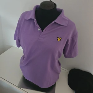 Lila pikétröja från Lyle & Scott?  - Säljer en lila pikétröja som ska vara från Lyle & Scott Vintage ? Dock kanske fejk, ingen aning därav pris. Lite nopprig är den men ändå fin. Tror strl m/L