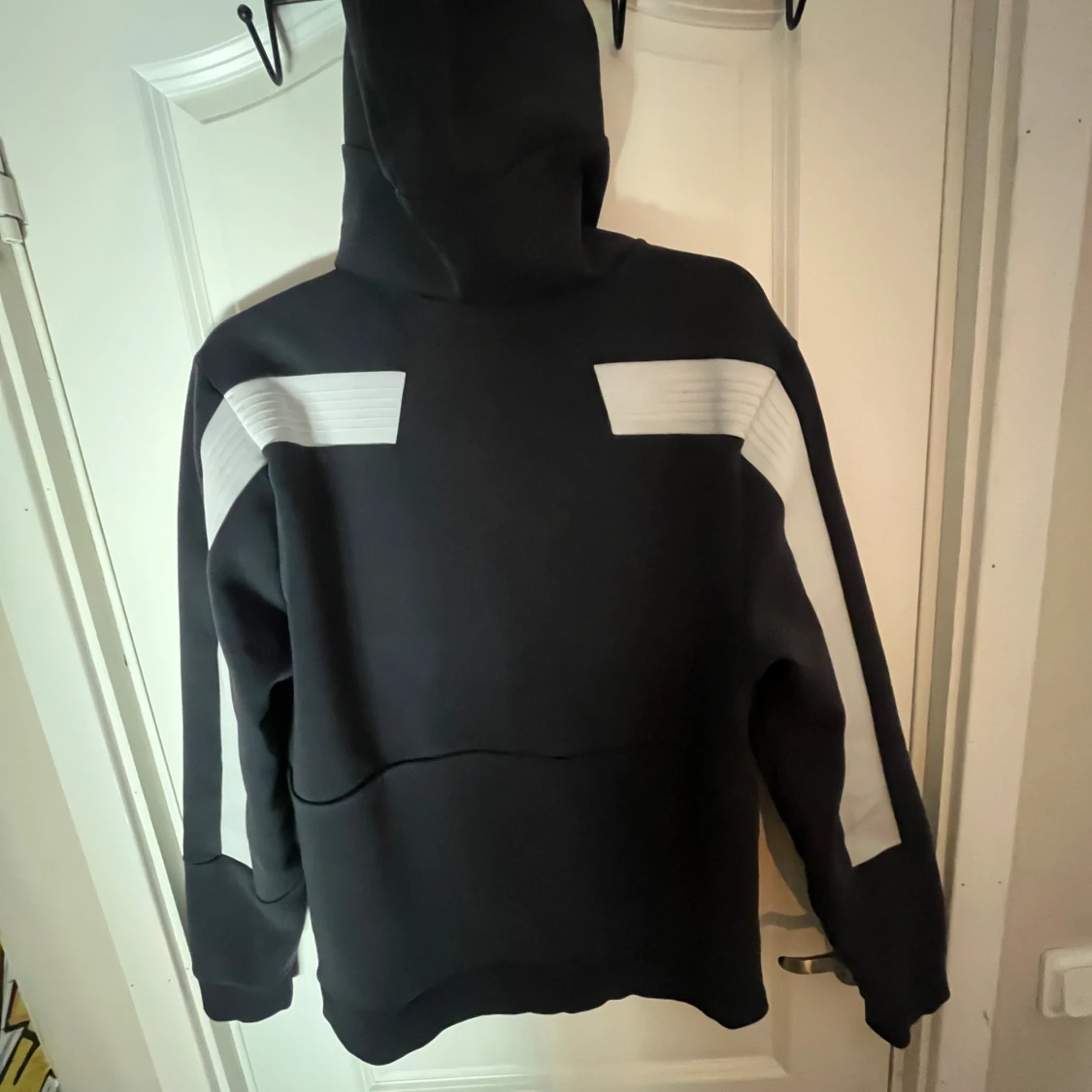 Svart hoodie med dragkedja från BOSS - 1