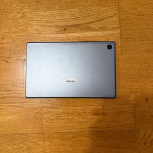 Samsung Galaxy Tab A7 10.4" - Samsung Galaxy Tab A7 10.4" surfplatta i fint skick. Stor och klar skärm, perfekt för streaming, surf och appar. Kameran på baksidan är hel och inga större repor syns. Android-system för enkel användning. Laddare och tillbehör ingår ej.