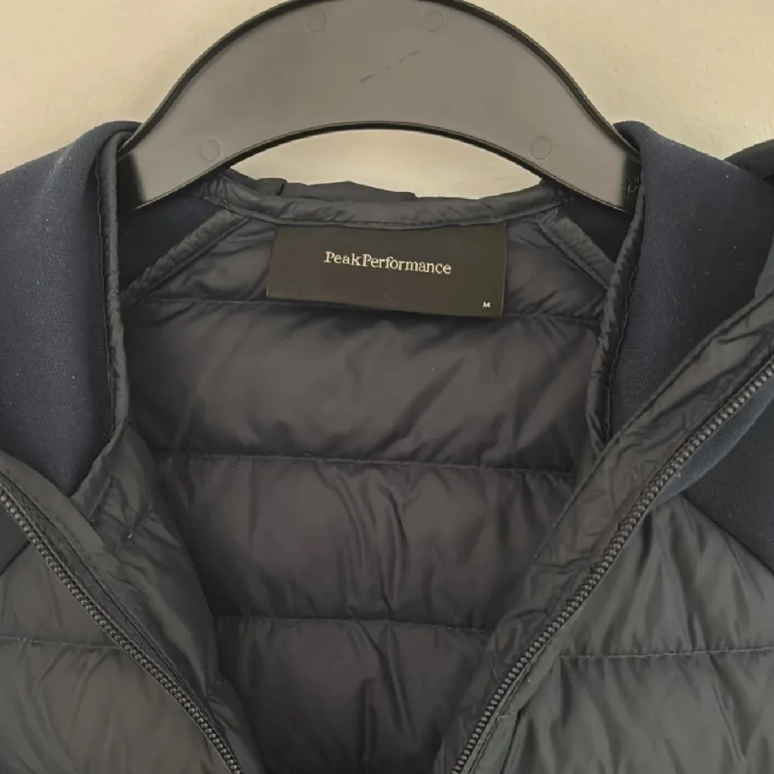 Mörkblå pufferjacka Peak Performance M - 2